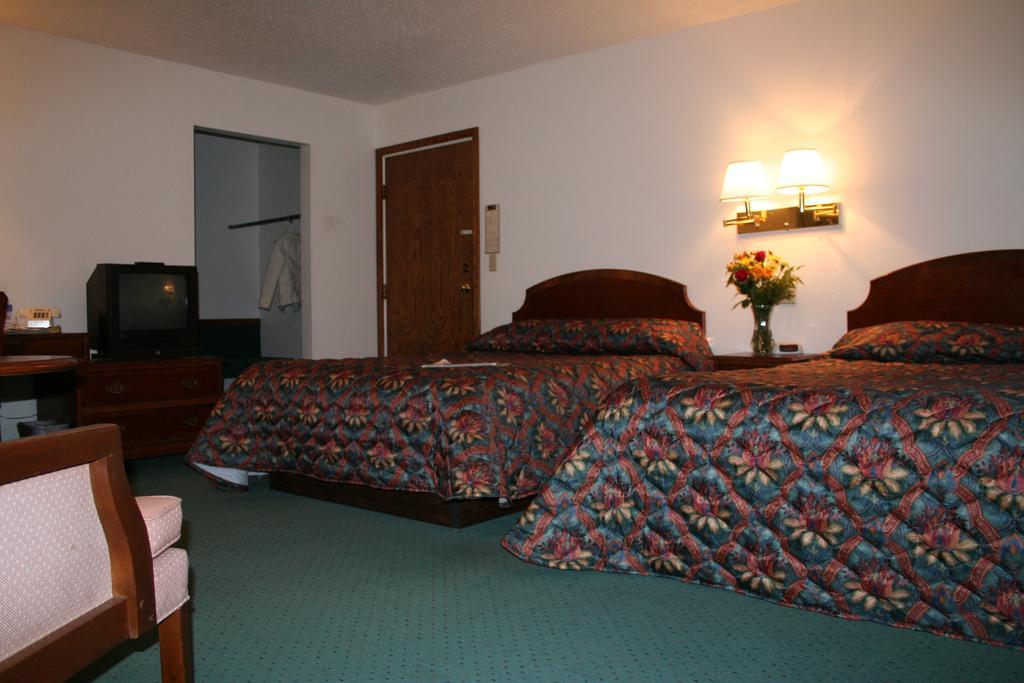 University Inn Cedar Falls Exterior photo