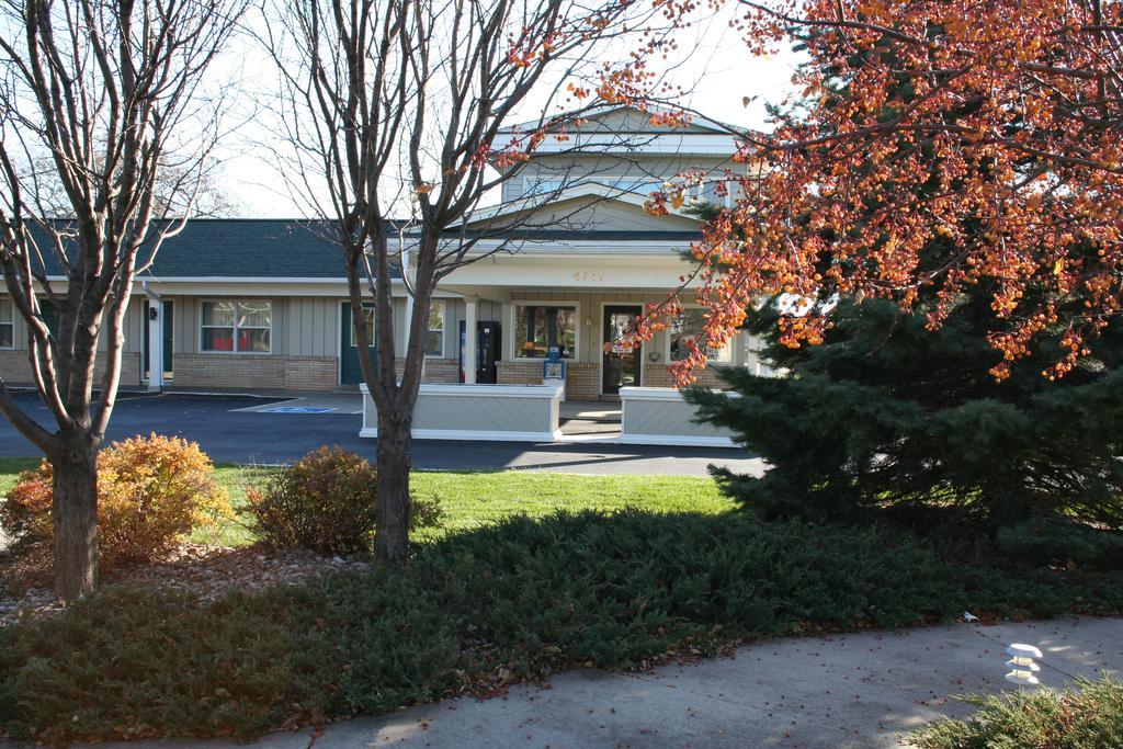 University Inn Cedar Falls Exterior photo