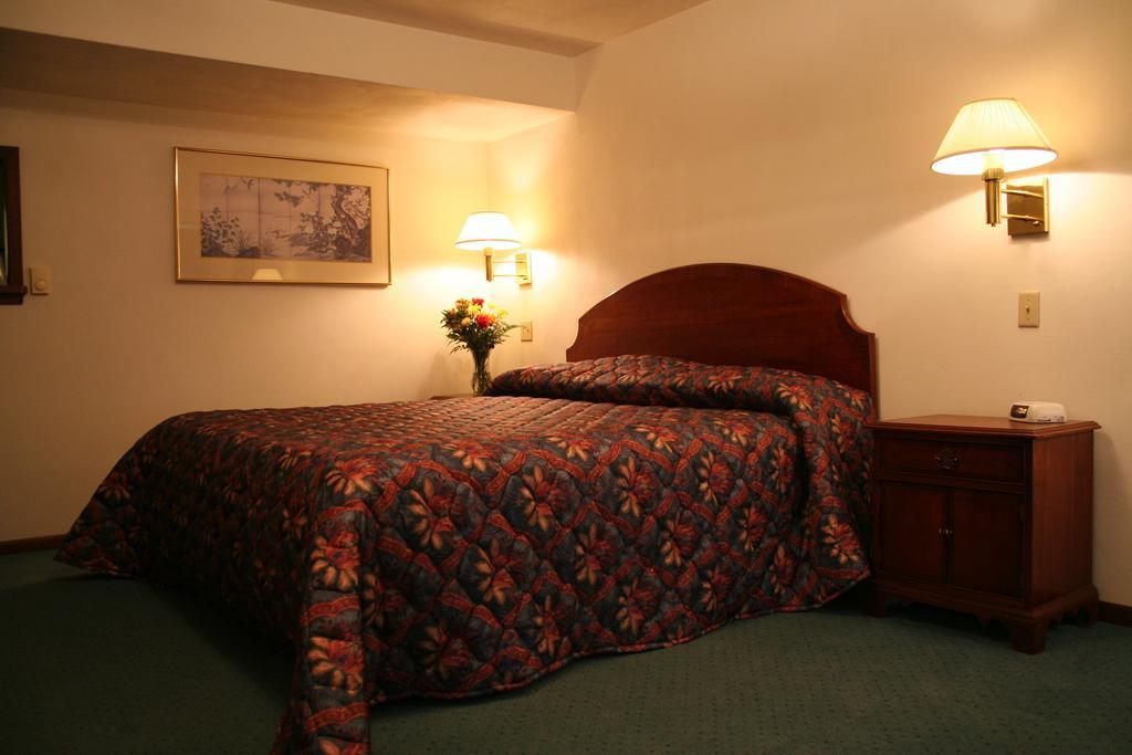 University Inn Cedar Falls Exterior photo